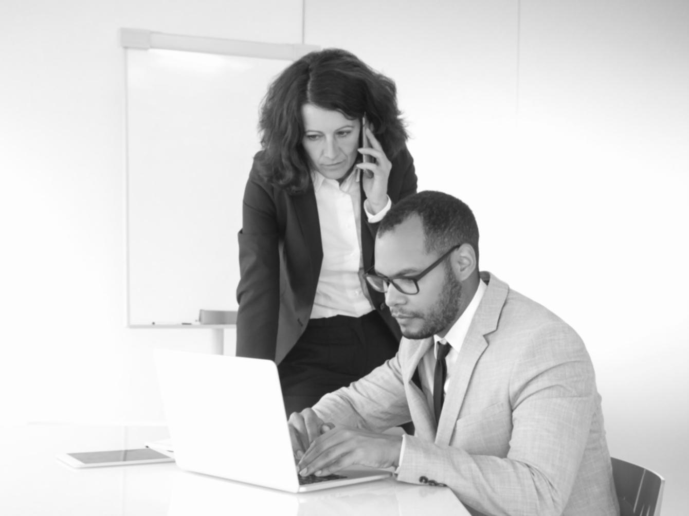 Espacio de trabajo con materiales financieros